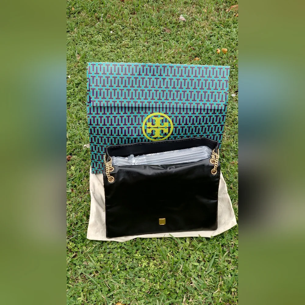 Tory Burch Oversized Kira Diamond Quilted Shoulder Bag - Picture 13 of 15